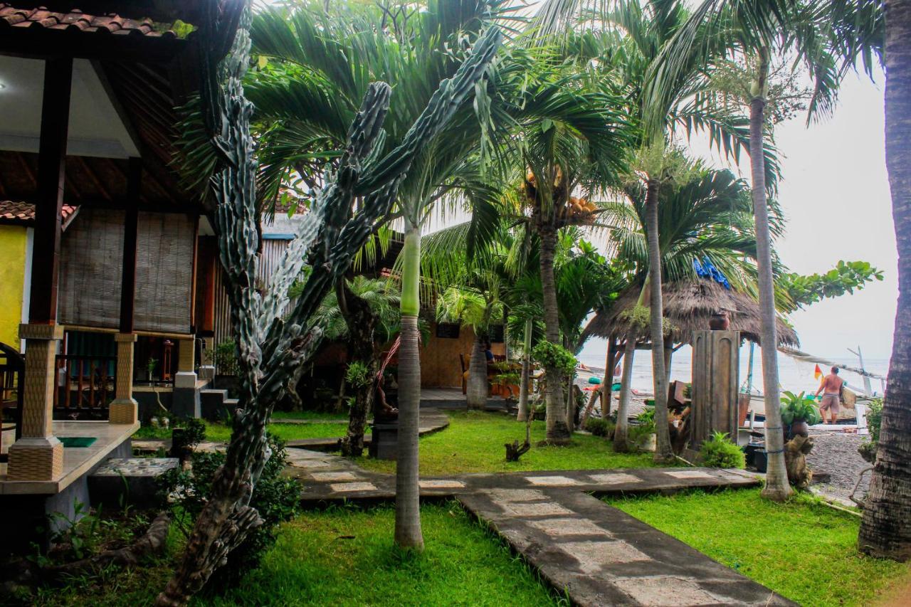 Coconut Beach Bungalows & Warung 2 アメッド エクステリア 写真