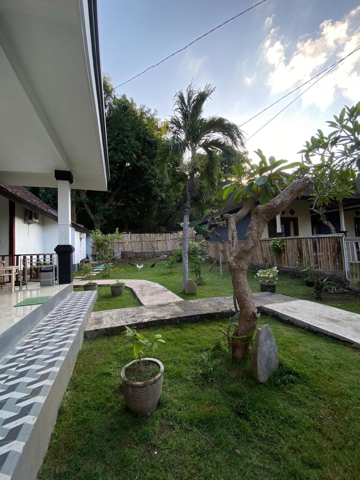 Coconut Beach Bungalows & Warung 2 アメッド エクステリア 写真