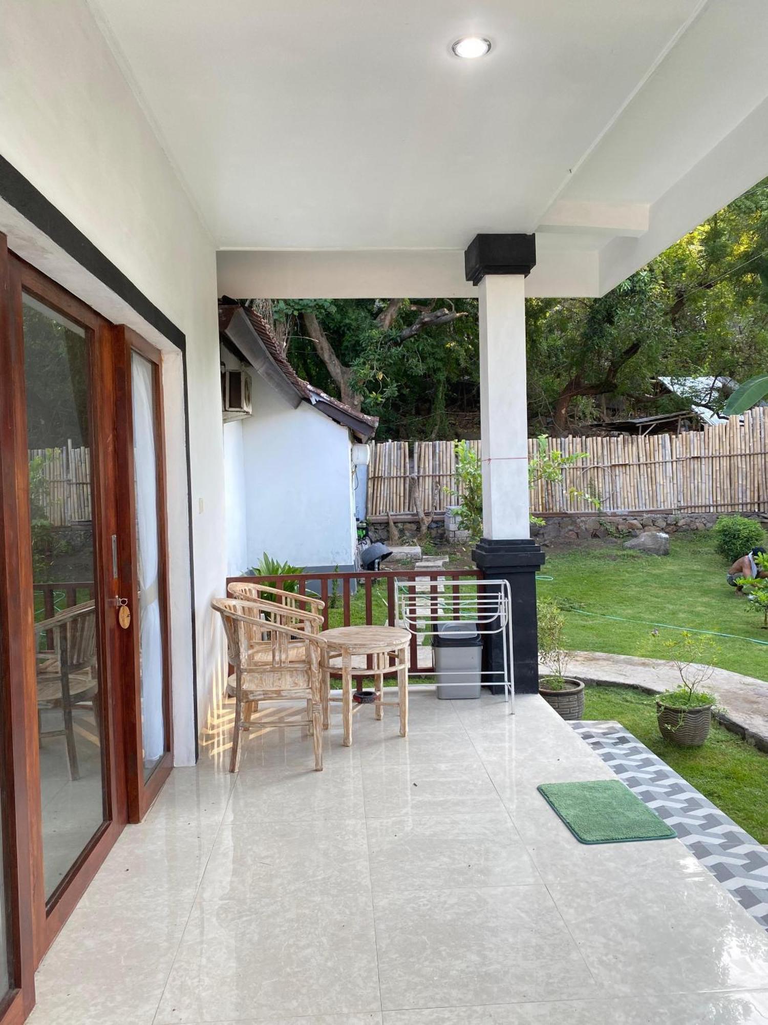 Coconut Beach Bungalows & Warung 2 アメッド エクステリア 写真